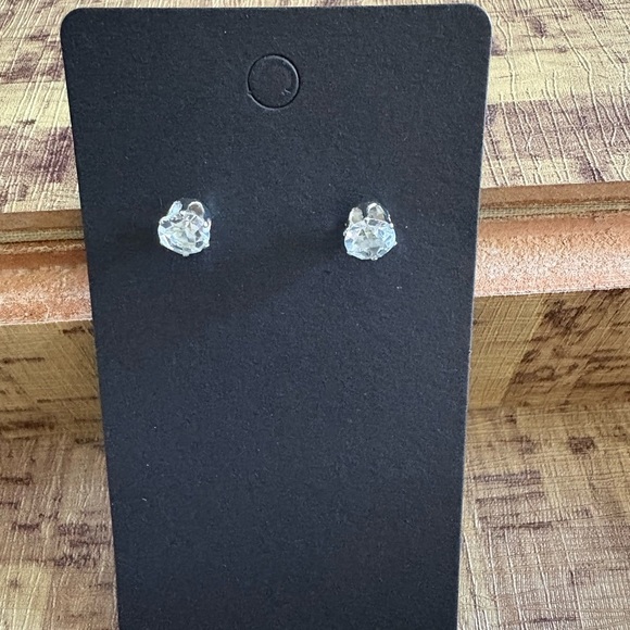 Source Unknown Silver Solitaire Earrings - Picture 1 of 1